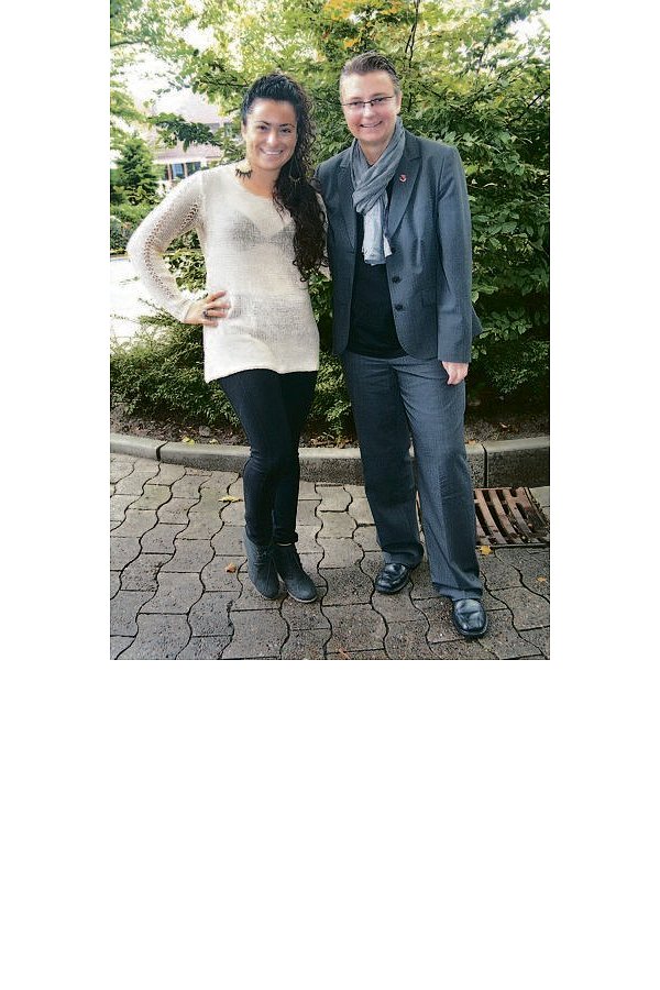 Maria Jose Rojas (l.) wird von Birgit Schmidt in Herford begrüßt. Foto: Dirk Kröger
