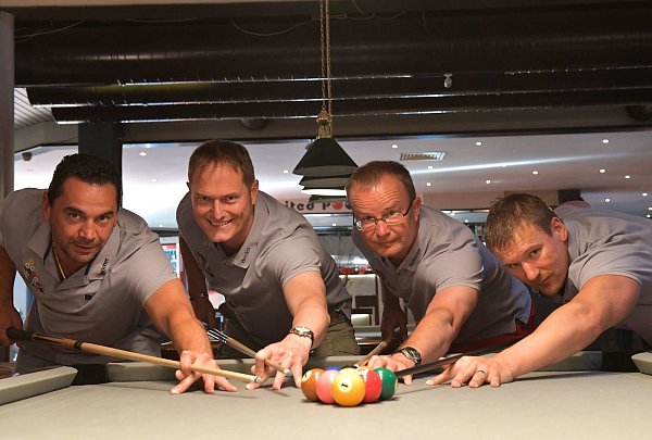 Pool-Spezialisten: Gwyn Spooner, Marcus Westen, Lloyd Burmeister und Thomas Welle (v.l.) sowie Heinrich Aschemeier hatten ihr Queue perfekt im Griff. - © Jens Dünhölter