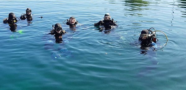 Kurz vor dem Tauchgang: Ein paar Taucher der Löhner DLRG-Gruppe. - © Systemadministrator