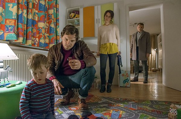 Der einzige Augenzeuge ist nicht sehr gesprächig, als Tatort-Kommissar Sebastian Bootz versucht, im Informationen zu entlocken. - © SWR/Alexander Kluge