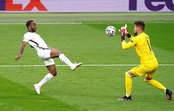 Tschechiens Torwart Tomas Vaclik (r) wehrt einen Ball von Raheem Sterling ab. - © Mike Egerton/PA Wire/dpa