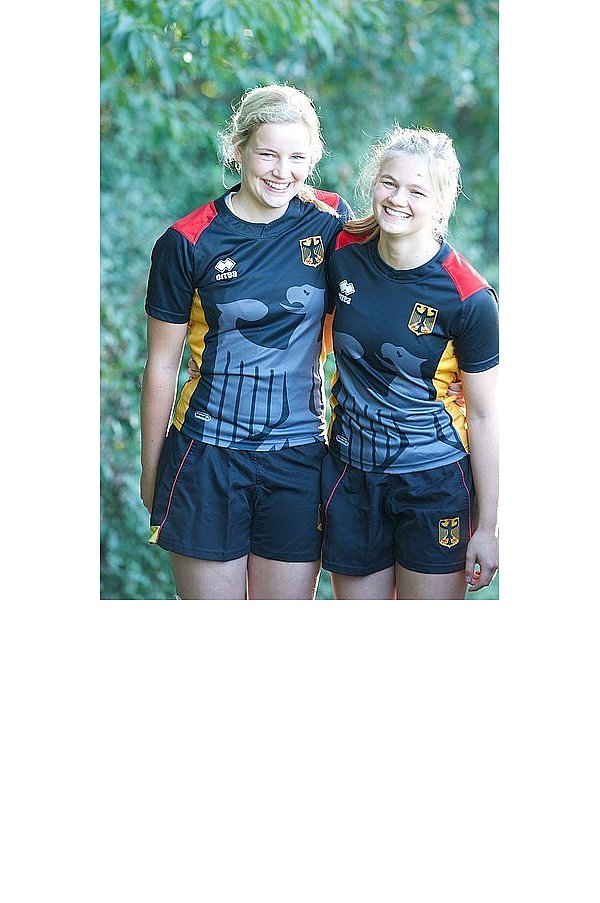 Pia Jakobtorweihen (l.) und Sarah Titgemeyer im Trikot mit dem Bundesadler. - © FOTO: DR. THOMAS TITGEMEYER