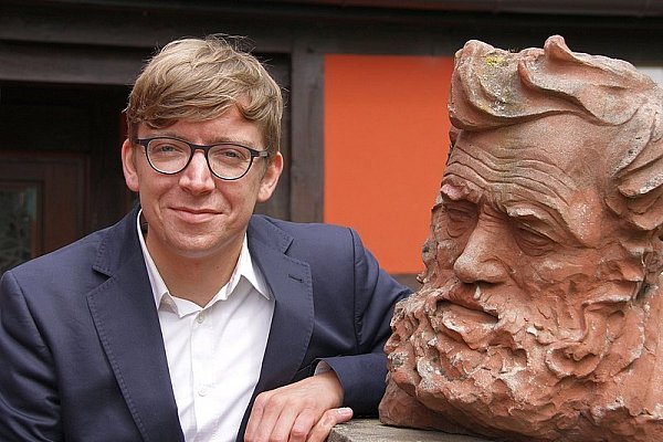 David Riedel mit einer Skulptur Böckstiegels aus gebranntem Ton, die 1929 entstanden ist und den Vater des Künstlers zeigt. - © FOTO: BÖCKSTIEGEL HAUS