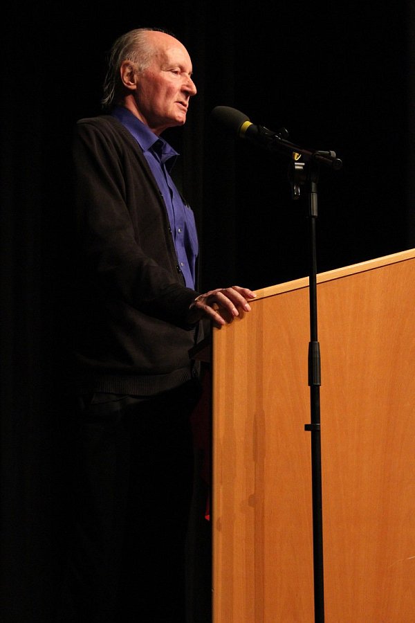 Sensibilisierung: Eugen Drewermann will seinen Zuhörern verständlich machen, das der Krieg nicht die Notwendigkeit ist, als die er den Menschen eingebläut wird. - © Foto: Lena Sprenger