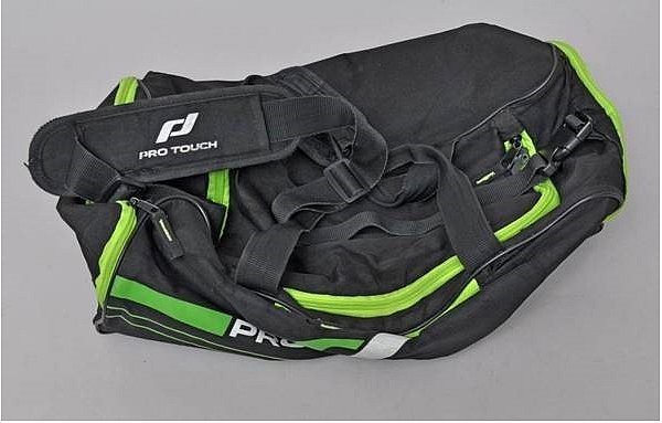 Taucher haben nach dem Raubüberfall diese Sporttasche und einen grauen Müllsack im Nesthauser Grund gefunden. - © Polizei Paderborn