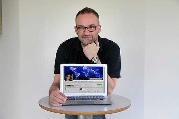 Fachmann: Thorsten Ising ist Social Media Manager und kennt die Tricks der Fälscher. - © Bernhard Preuss