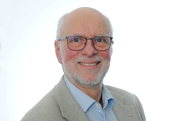 Klaus Kobert ist Klinischer Ehtiker im Evangelischen Klinikum Bethel und weiß, wie schwer die Entscheidung zur Organspende sein kann. - © EvKB