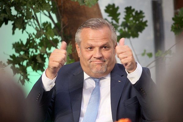 Daumen hoch: Schüco-Chef Andreas Engelhardt. - © Frank-Michael Kiel-Steinkamp