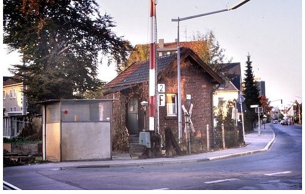 Das Bahnwärterhäuschen an der Ahmser Straße am 29. Oktober 1983. - © Foto: Klaus König