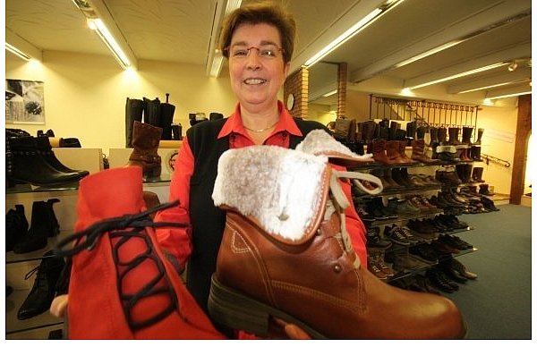 Christel Albers, Inhaberin des Schuhhauses Schlüter, und ihre neun Mitarbeiterinnen verkaufen Schuhwerk, das im Trend liegt. - © FOTO: KATHARINA BÄTZ