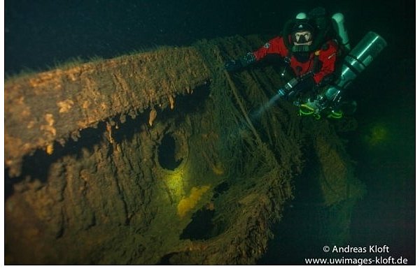 Das Wrack des Flugzeugträgers Graf Zeppelin in der Ostsee. Matthias Schneider tauchte jetzt zum zweiten Mal zu dem rostigen Stahlberg. - © FOTO: ANDREAS KLOFT