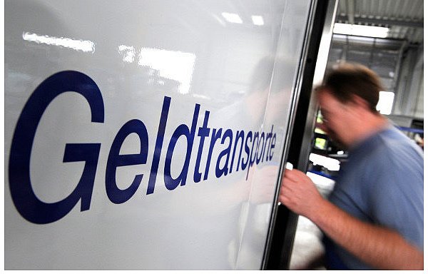 Wer Geldtransporte begleitet, muss ständig in Alarmbereitschaft sein. - © FOTO: DPA