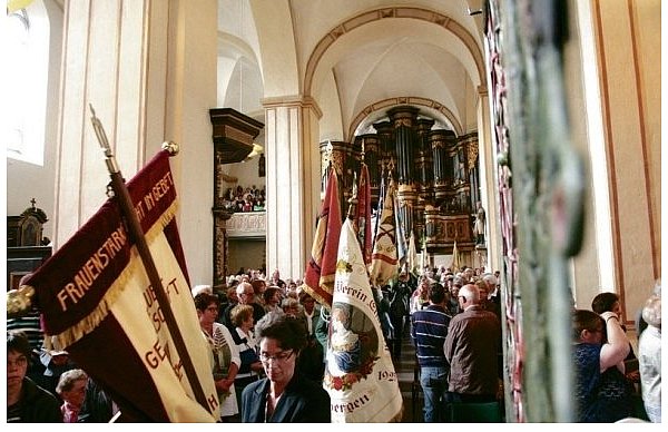 Insgesamt 22 kirchliche Verbände haben ihre aufwendig bestickten Fahnen mitgebracht. Fotos: burkhard battran||