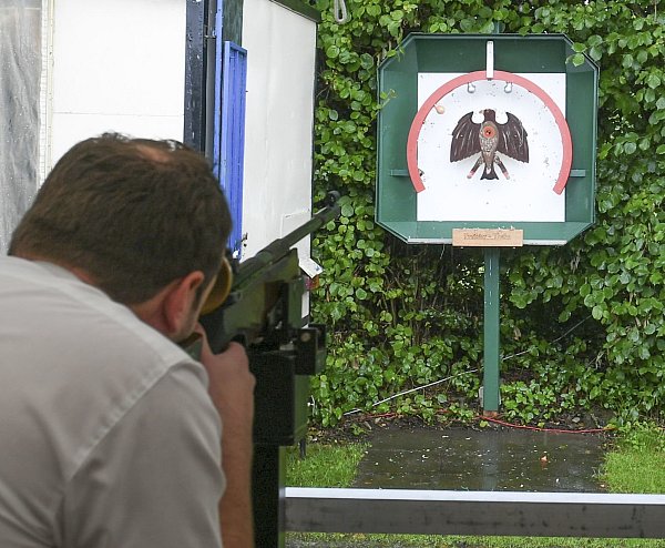 In Hakenberg findet das Vogelschießen im Zelt statt. Der Vogel hängt etwa fünf Meter entfernt draußen im Kugelfang. - © Michael Kalus
