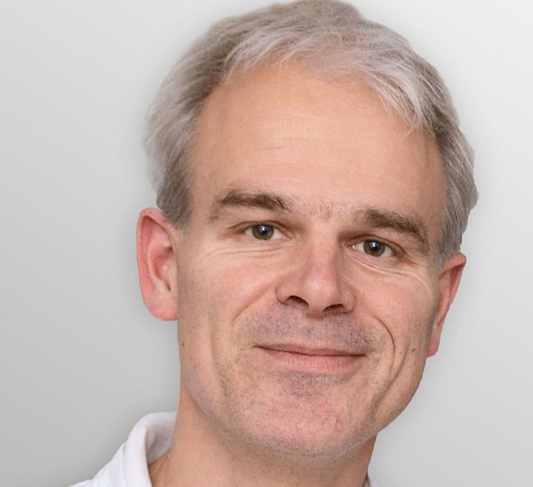 Marco Busch, Oberarzt und der Leiter des Schlaflabors in der Klinik für Neurologie des Evangelischen Klinikums Bethel (EvKB) im Johannesstift. - © EVKB