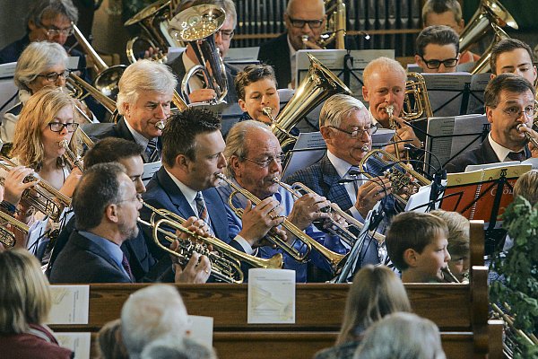 In Höchstform: Gestern Morgen war auch der letzten Platz in der Wallenbrücker Kirche besetzt. Und so drängten sich natürlich auch die zahlreichen älteren und jungen Musiker im Altarraum. Doch das hatte auf die hohe Qualität ihrer Vorträge keinen negativen Einfluss. - © Foto: Andreas sundermeier