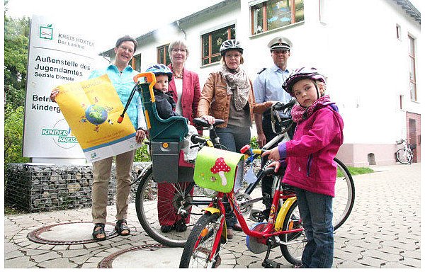 Mutter Simone Kube (33) mit ihren Kindern Benedikt (3) und Sophie (5) sowie (v.l.) Klimaschutzbeaufragte Marian Krog, Amtsärztin Dr. Anntette Faig, und Verkehrssicherheitsberater Polizeihauptkommissar Thomas Kruse. - © FOTO: BURKHARD BATTRAN