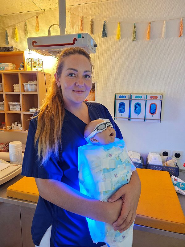 Kinderkrankenschwester Anita Schnepel freut sich über die neue Anschaffung. - © MKK
