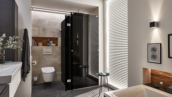 Die Glaslösung mit blickdichtem, schwarzem Glas und Schiebetür von Menke – stilvolle Abtrennung zwischen Dusche und Toilette für ein harmonisches und diskretes Design. - © Menke Glas GmbH