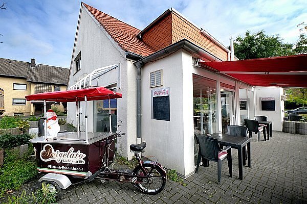 Das Gebäude an der Brackweder Straße mit der früheren Eisdiele sowie den Wohnungen im Obergeschoss soll für die Pläne des Combi-Marktes weichen. - © Andreas Frücht