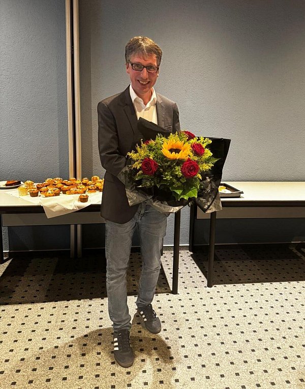 Martin Hoffmann (SPD) bleibt im Amt und erhält zur Gratulation einen großen Blumenstrauß. - © Annika Rempel
