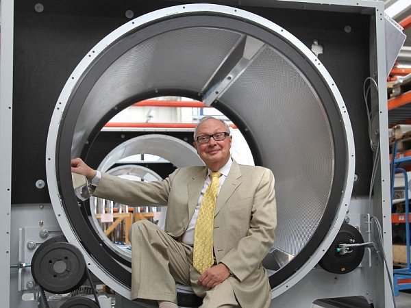 Unternehmer Martin Kannegiesser hat in einer Trommel der Wäschetrocknerproduktion Platz genommen. - © FOTO: FRANK-MICHAEL KIEL-STEINKAMP