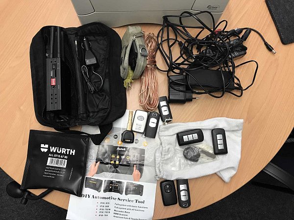 Die bei den Wohnungsdurchsuchungen sichergestellten elektronischen Hilfsmittel sind von der Polizei in Verwahrung genommen worden. - © Kreispolizei Hochsauerland