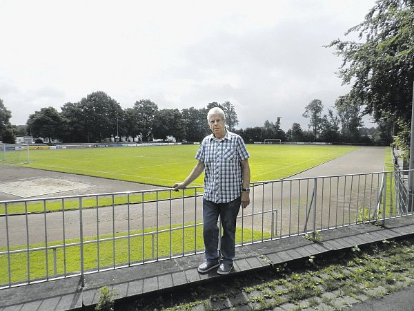 Das zweite Zuhause: Gerhard Holtmeier verbringt seit vielen Jahren eine Menge Zeit im Bünder Erich-Martens-Stadion. - © Thorsten Mailänder