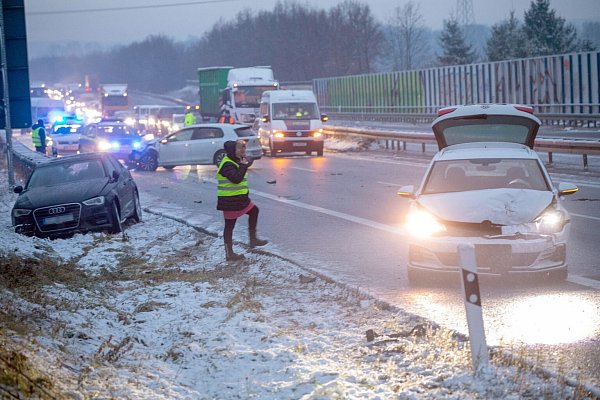 Glatteisunfall auf der B93 bei Leipzig - vier Fahrzeuge waren beteiligt. - © Foto: Bernd März/B&S/dpa