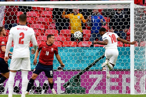 Raheem Sterling (r) trifft zur 1:0-Führung für England. - © Justin Tallis/AFP Pool/dpa