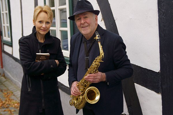 Autorin Heike Rommel und der Musiker Thomas Schweitzer bestreiten viele der Lesungen gemeinsam. - © Fritz Stockmeier