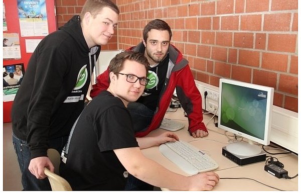 Die Abiturienten Pascal Krietemeier (v.l.), Niclas Grüttner und Philipp Dobzyk an einem PC-Arbeitsplatz im Computerraum. Künftig soll es in jedem Klassenzimmer einen Internetzugang geben. - © FOTO: N. Bliesener