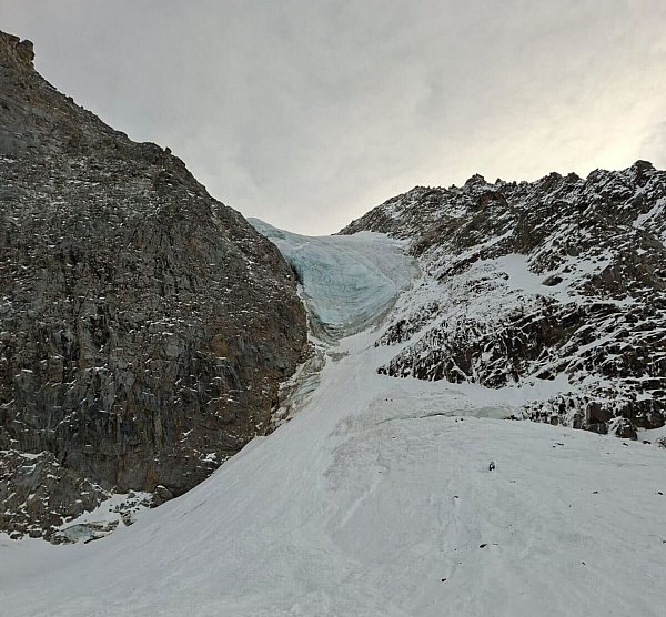 Blick auf einen Teil der Vertainspitze nach dem Lawinenabgang. - © -/italienische Bergrettung/dpa