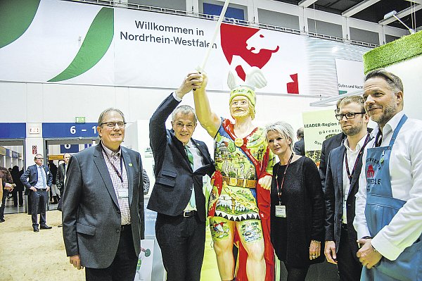 Hilfe für Hermann: NRW-Umweltminister Johannes Remmel ist zur Stelle. - © Stefanie Terschüren