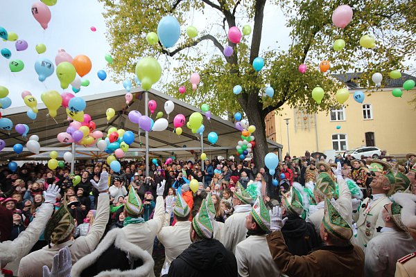 Farbenfroher Start: Mit bunten Luftballons, die in den Himmelstiegen, begrüßten die Steinheimer Narren die neue Session. - © Madita Schellenberg