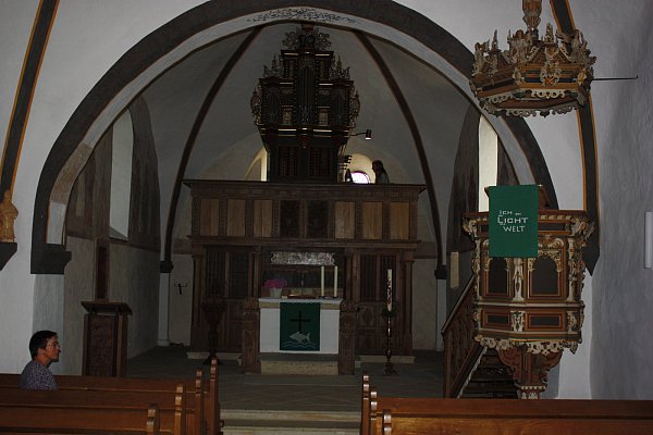 Die Kirche in ihrem aktuellen Zustand im Innenraum (Pastorin und Orgelspielerin) leben das Bild auf. - © Sigrid Dittmann