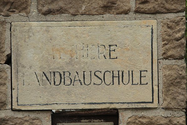 Verblasst: Einst war es eine Landbauschule. Bekannt ist das Objekt als Landwirtschaftschule, offiziell ist es heute die Fachschule für Agrarwirtschaft. - © Peter Steinert