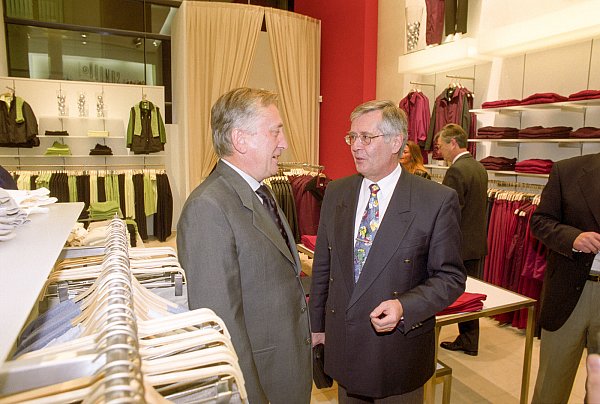 Auch Oberbürgermeister Eberhard David (CDU, r.) kam im November 1999, um Konzernchef Gerhard Weber zur Eröffnung des House of Gerry Weber in Bielefeld zu gratulieren. - © Wolfgang Rudolf