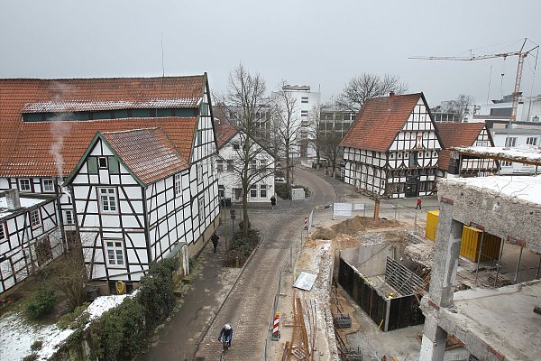 Und wieder Kaufhof-Dach: Hier fällt der Blick in den Martinsgang und endet vorm Neustadt-Parkhaus. - © Frank-Michael Kiel-Steinkamp