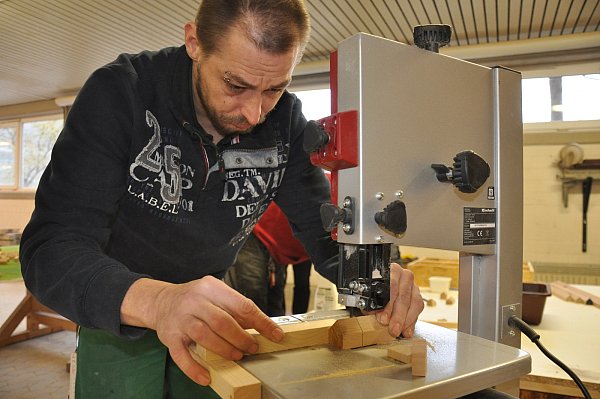 Maßarbeit: An der Tischsäge fertigt Teilnehmer Thorsten Lauer Teile der Modellhäuser an. - © Helga Krooß