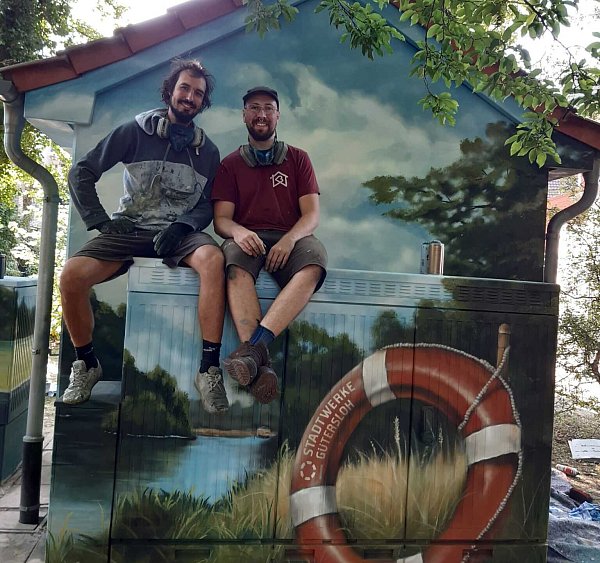 Die beiden Künstler Nils Neumeyer (links) und Lukas Krüger (rechts) kurz nachdem sie ihr Kunstwerk in der vergangenen Woche fertiggestellt hatten. - © Erhard Schröder