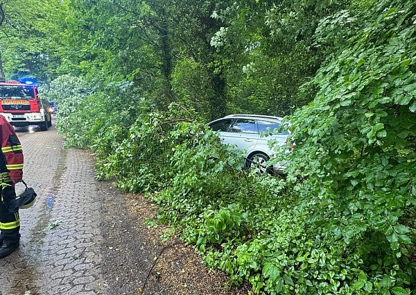 Bei Schloß Hamborn landete ein Fahrer mit seinem Combi in einer Böschung. - © Feuerwehr Borchen