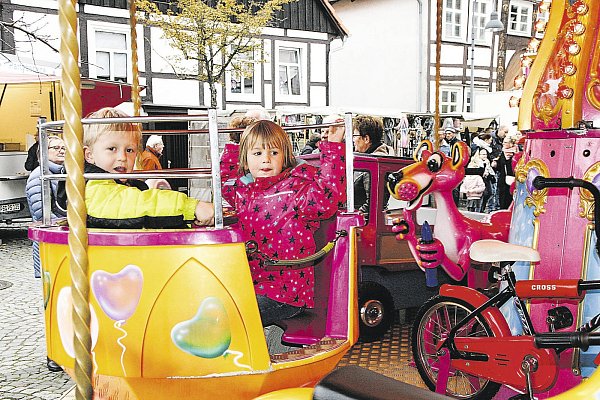 Drehen ein paar Runden: Luis und Emely Grimm in einem kunterbunten Karussell. - © Andreas Götte