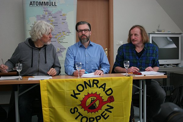 Der Drenker Dirk Wilhelm (Mitte), Ludwig Wasmus (r., Salzgitter) und Jochen Stay (Hamburg) haben vor dem geplanten Lager für radioaktive Abfälle in Würgassen als massives Gesundheitsrisiko gewarnt. - © Torsten Wegener
