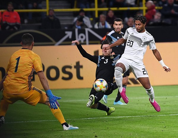 Treffer zum  1:0: Serge Gnabry (Deutschland) trifft gegen Nicolas Tagliafico (ARG) und Torwart Agustin Marchesin (ARG).. - © picture alliance