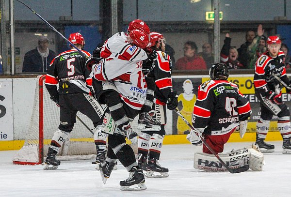 Toooor: Killian Hutt (l.) und Ben Skinner jubeln nach dem 3:2. - © Tom Neumann