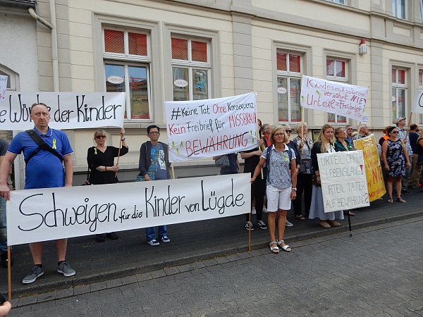Protest vor dem Landgericht. - © Astrid Sewing