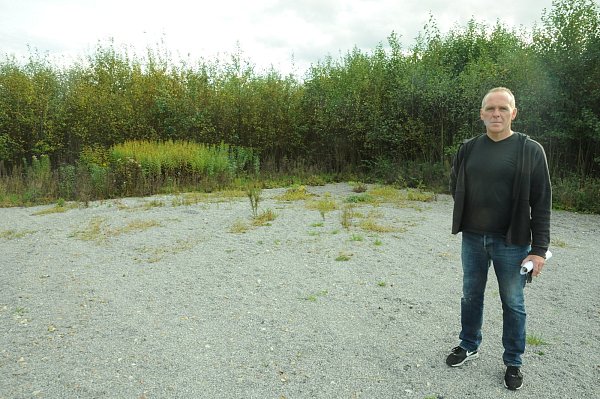 Frank Stienenbos fragt sich, warum in seiner 

Straße nur ein Provisorium einer Wendeanlage geschaffen wurde, während Straßen.NRW im Umkreis drei vorbildliche Wendehämmer erbaut hat. - © Heiko Kaiser