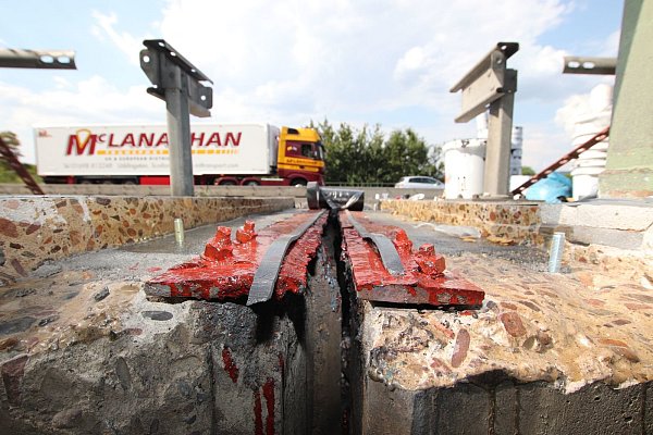 Blick in die Lücke: Elf Dehnungsfugen wie diese bieten der Weserflutbrücke im Autobahnkreuz Bad Oeynhausen Richtung Hannover den nötigen Spielraum zur Ausdehnung. - © Ulf Hanke