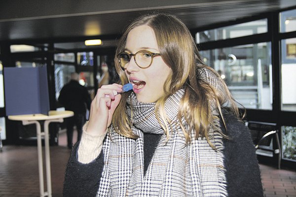 Stäbchen rein: Um sich als Stammzellspenderin typisieren zu lassen muss Jennifer ein Wattestäbchen an der Innenseite ihrer Wangen reiben und eine Speichelprobbe nehmen. - © Angelina Kuhlmann
